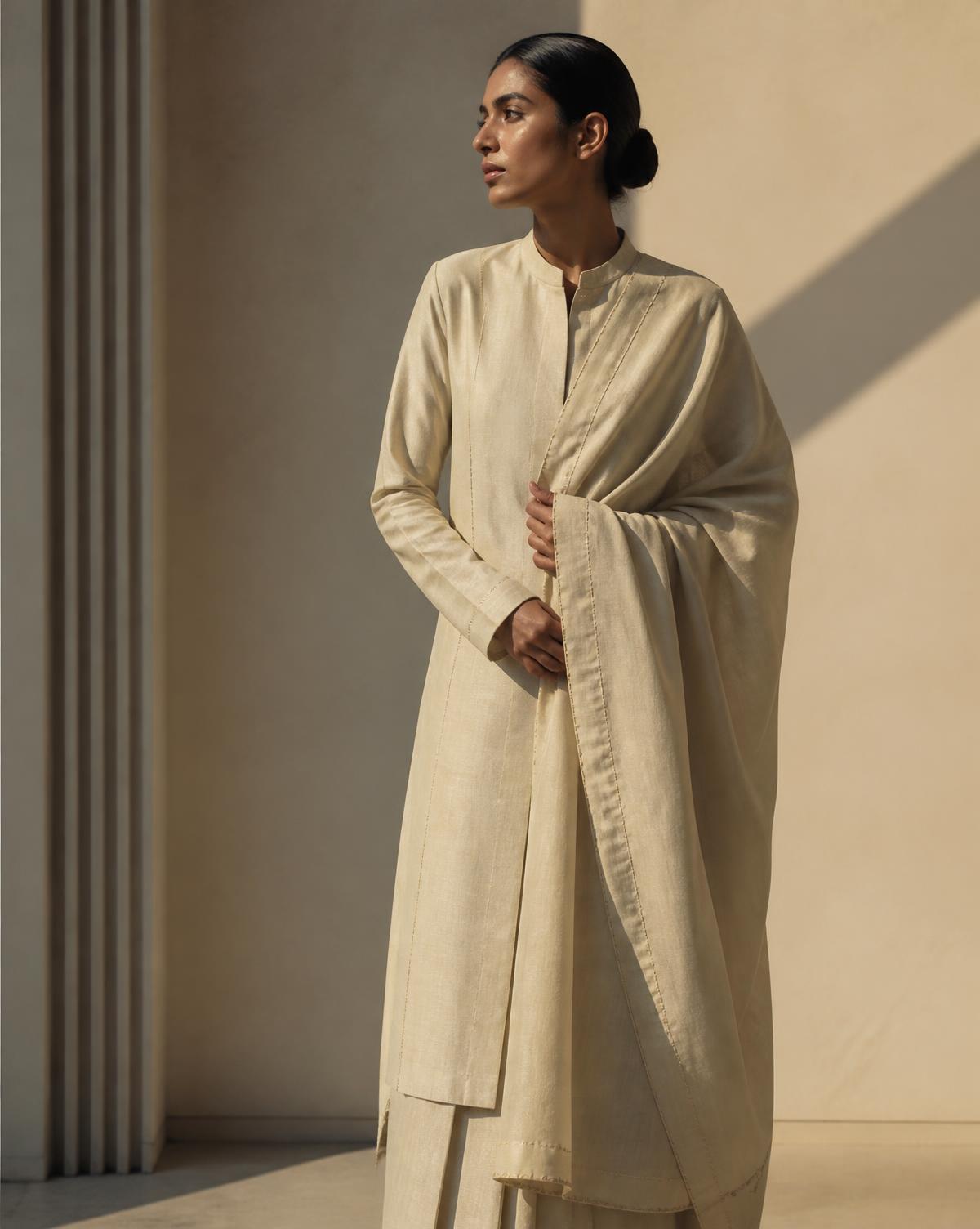 Ensemble de cérémonie beige à coupe droite, drapé sur l'épaule